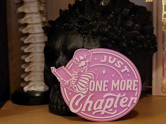 Just One More Chapter – Round Bookshelf Sign
